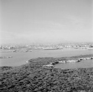 Het Schottegat met de Isla-raffinaderij bij Willemstad, Bestanddeelnr 252-2766