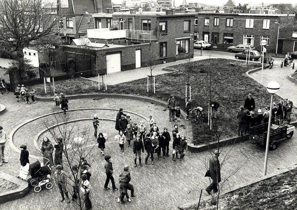 Het schoolplein van de lagereschool De Cirkel (voorheen de Prinsenschool en kleuterschool Charlotte Buhler). Rechts boven is het woonhuis van Helena van Zijp-Vink, Atjehstraat 38. Aangekocht in 1987 v