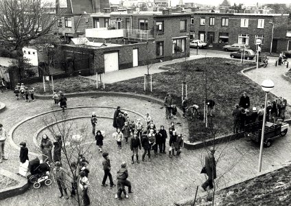 Het schoolplein van de lagereschool De Cirkel (voorheen de Prinsenschool en kleuterschool Charlotte Buhler). Rechts boven is het woonhuis van Helena van Zijp-Vink, Atjehstraat 38. Aangekocht in 1987 v