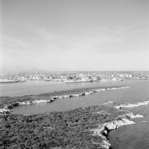 Het Schottegat met de Isla-raffinaderij bij Willemstad, Bestanddeelnr 252-2765