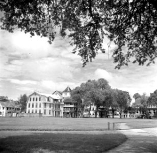 Het Gouvernementsplein in Paramaribo met het Palace Hotel, Bestanddeelnr 252-6084