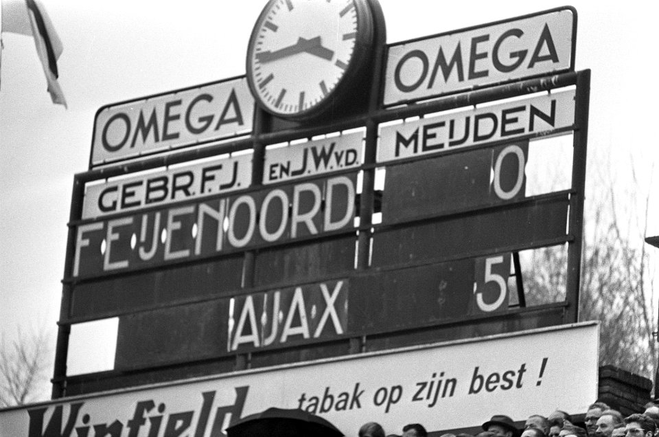 Het scorebord geeft de stand aan. 5-0, Bestanddeelnr 919-7860