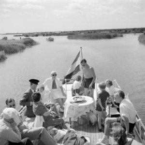 Het prinselijk gezin met anderen op het achterdek van een schip, Bestanddeelnr 255-7477
