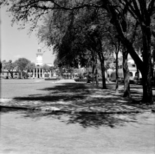 Het Gouvernementsplein met het Departement van Financiën in Paramaribo, Bestanddeelnr 252-2218