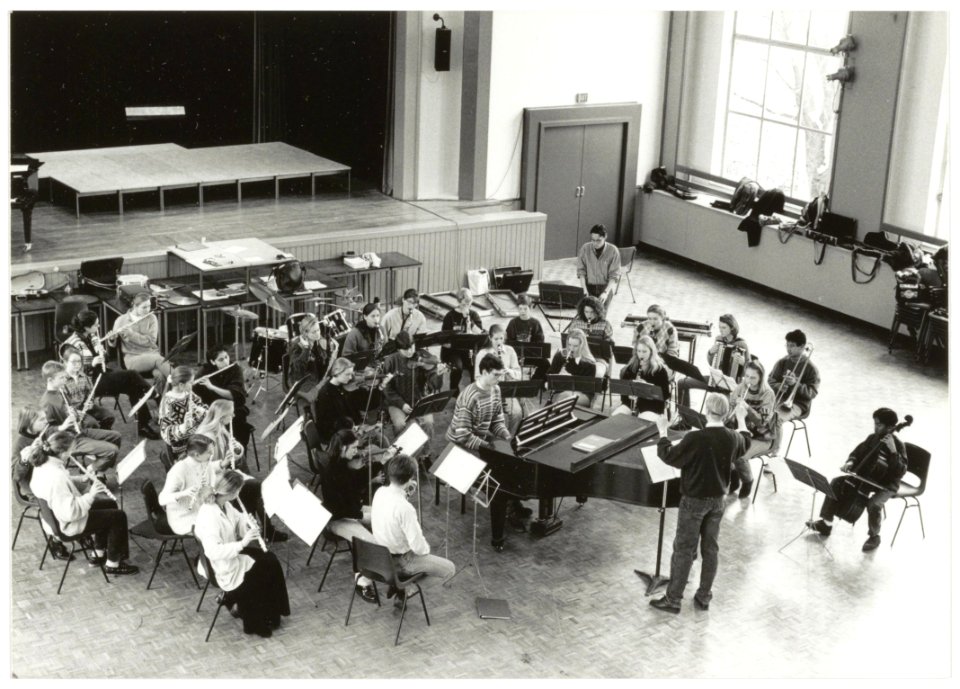 Het schoolorkest van het Coornhert Lyceum met dirigent en muziekdocent Patrick Wildenburg, NL-HlmNHA 54035127