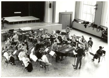 Het schoolorkest van het Coornhert Lyceum met dirigent en muziekdocent Patrick Wildenburg, NL-HlmNHA 54035127