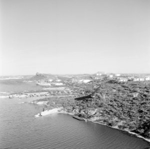 Het Schottegat met de Isla-raffinaderij bij Willemstad, Bestanddeelnr 252-2767