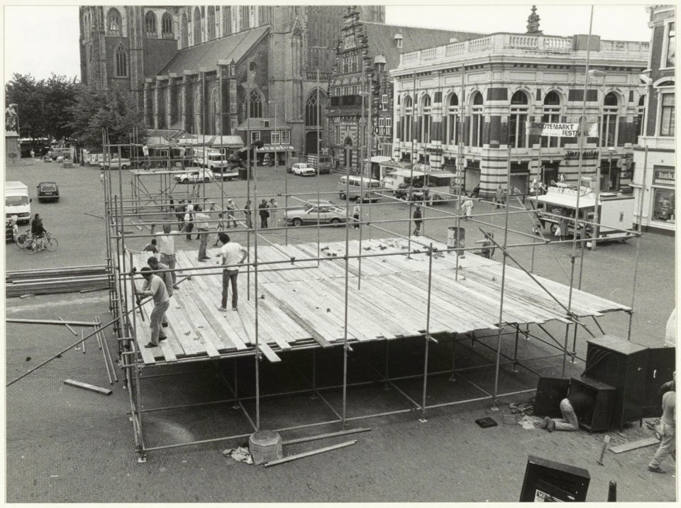 Het podium voor Het grote Markt festival wordt opgebouwd. NL-HlmNHA 54025898