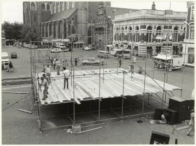 Het podium voor Het grote Markt festival wordt opgebouwd. NL-HlmNHA 54025898
