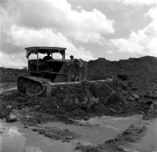 Het schonen van het oerwoud op het terrein van de Surinaamse Bauxiet Maatschappi, Bestanddeelnr 252-6548