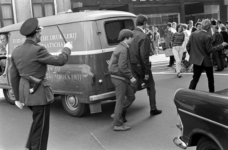 Het publiek wordt door de politie gemaand om door te lopen, Bestanddeelnr 919-5791