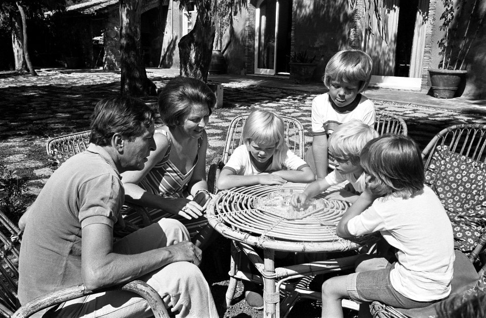 Het prinselijk gezin aan een bordspel v.l.n.r. prins Claus, prinses Beatrix, pr, Bestanddeelnr 928-0580