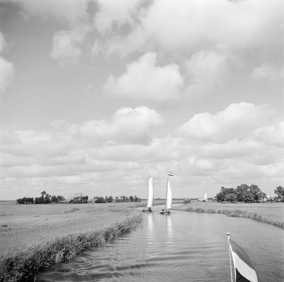 Het prinselijk gezin aan boord van de zeilschepen Mercurius en Constanter varend, Bestanddeelnr 255-7433