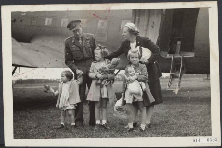 Het prinselijk gezin herenigd op Nederlandse bodem . V.l.n.r. prinses Margriet, , Bestanddeelnr 014-0593