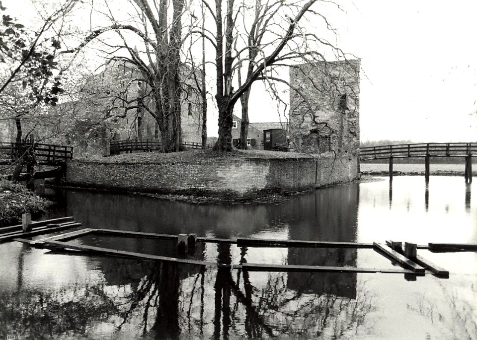 Het poortgebouw van de ruïne van Brederode met daarachter het slotgedeelte op de voorgrond de nieuwe brug in aanbouw. Aangekocht in 1985 van fotograaf C. de Boer. - Negatiefnummer 24665 k 10, NL-HlmNHA 54016652