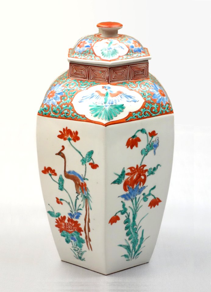 Hexagonal Jar, Imari ware, Kakiemon type, Edo period, 17th century, flowering plant and phoenix design in overglaze enamel - Tokyo National Museum - DSC05329 (retouched)