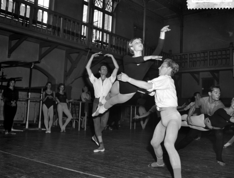 Het pas opgerichte Nieuwe Amsterdams Ballet oefent onde leiding van Mascha ter W, Bestanddeelnr 910-6980