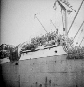 Het passagiersschip Kota Inten met militairen wordt de haven binnengesleept, Bestanddeelnr 11632