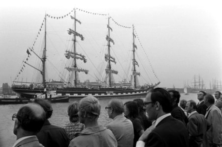 Het publiek bekijkt de 4 mast bark Krusenstern uit Rusland, Bestanddeelnr 928-1016