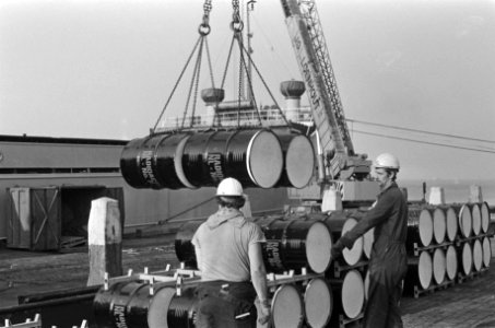 Het radioactieve afval uit Petten wordt ingescheept op de kade van IJmuiden, Bestanddeelnr 931-6579
