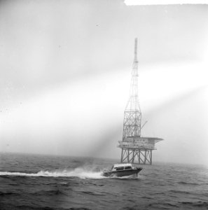 Het REM-eiland, met bevoorradingsboot, Bestanddeelnr 917-2494