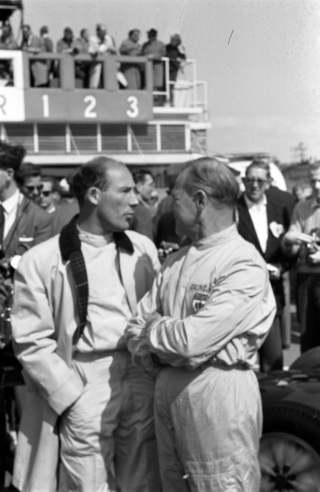 Het rennerskwartier Stirling Moss (links) in gesprek met Innes Ireland, Bestanddeelnr 912-5052