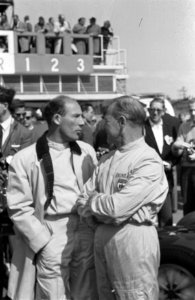 Het rennerskwartier Stirling Moss (links) in gesprek met Innes Ireland, Bestanddeelnr 912-5052
