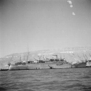 Het repatriëringsschip m.s. Tegelberg in de haven van Adabya, Bestanddeelnr 255-6856