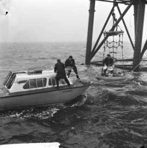 Het REM-eiland, de bevoorradingsboot is langszij om levensmiddelen te brengen, Bestanddeelnr 917-2493
