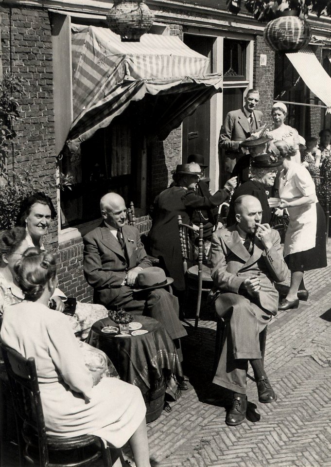 Het Luthershofje aan de Witte Herenstraat 14, werd gesticht door de Lutherse gemeente en is altijd nauw verbonden geweest met de Lutherse kerk. Kerk en hofje zijn gebouwd op de grond van de , NL-HlmNHA 54010752