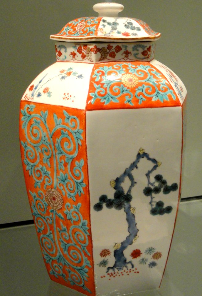 Hexagonal Covered Jar, c. 1752-1755, Chelsea factory, soft-paste porcelain with overglaze enamels - Gardiner Museum, Toronto - DSC00564