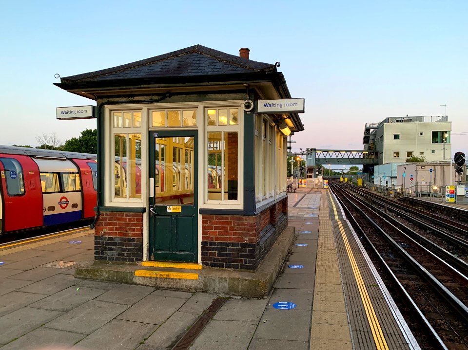 High Barnet Waiting Room on Platforms 2 & 3 photo