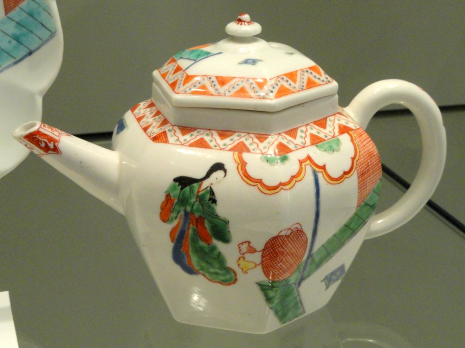 Hexagonal Teapot with Woman in a Garden, c. 1750-1752, Chelsea, soft-paste porcelain with overglaze enamels - Gardiner Museum, Toronto - DSC00683