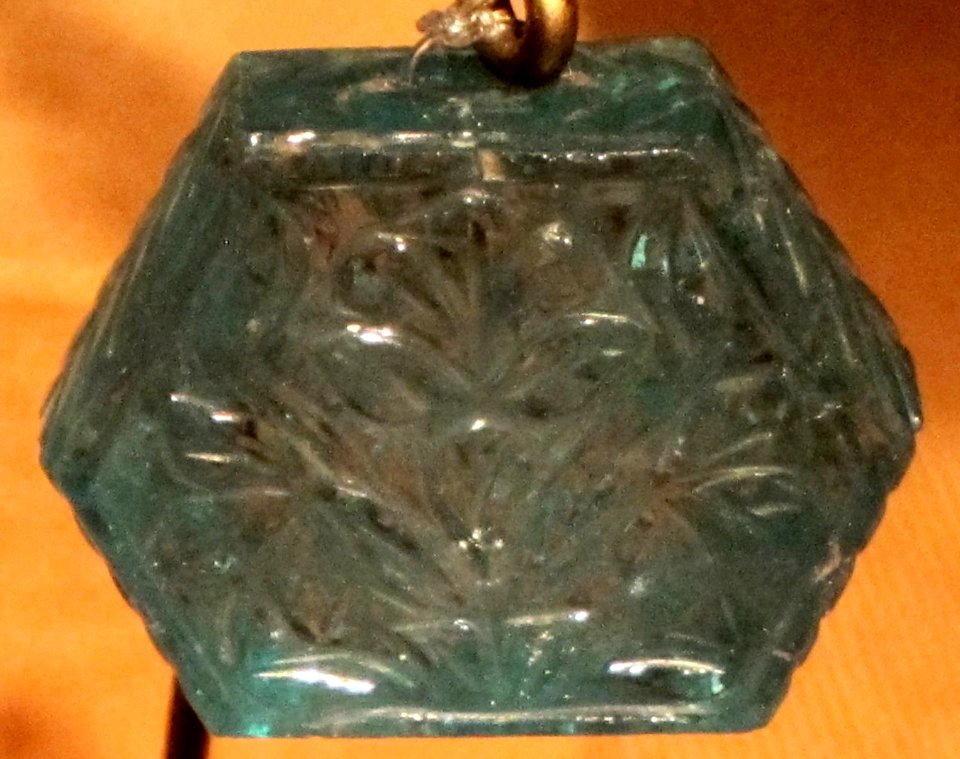Hexagonal emerald bead from India, Mughal period, c. 1700-1750, Honolulu Academy of Arts