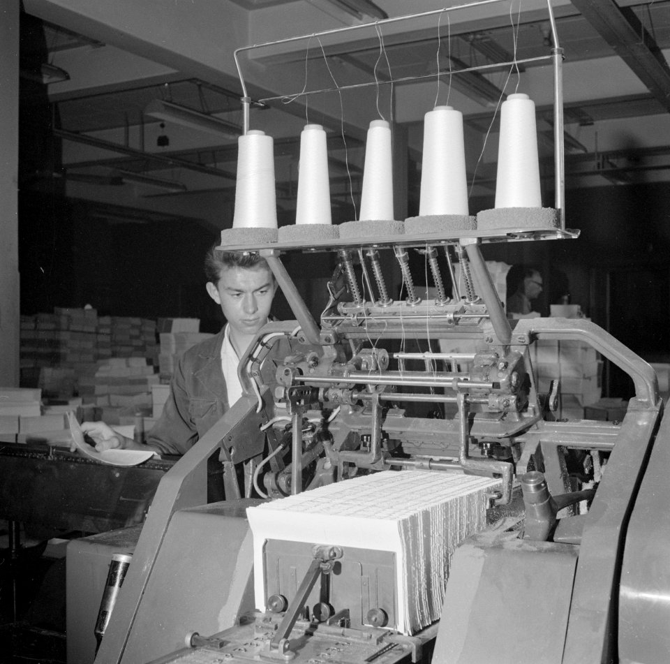 Het machinaal naaien van de katernen, Bestanddeelnr 254-5265
