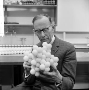 Hier in zijn laboratorium, Bestanddeelnr 915-8129