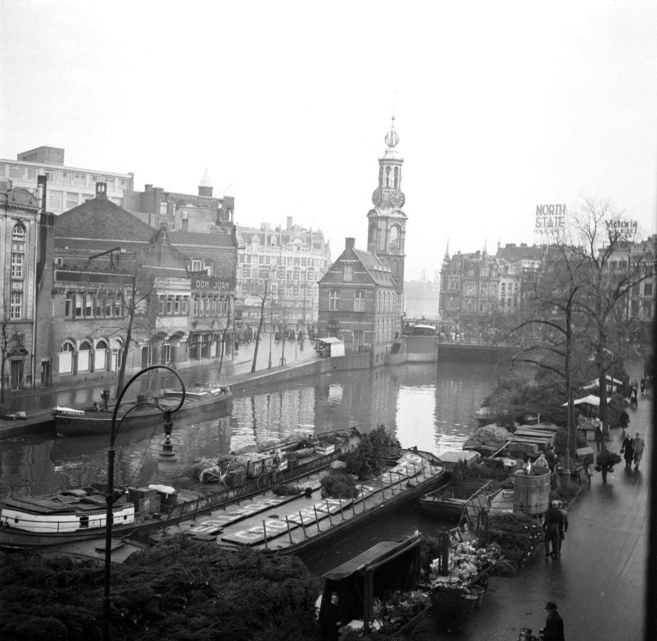 Het Singel met schepen Op de achtergrond de Munt, Bestanddeelnr 254-2333