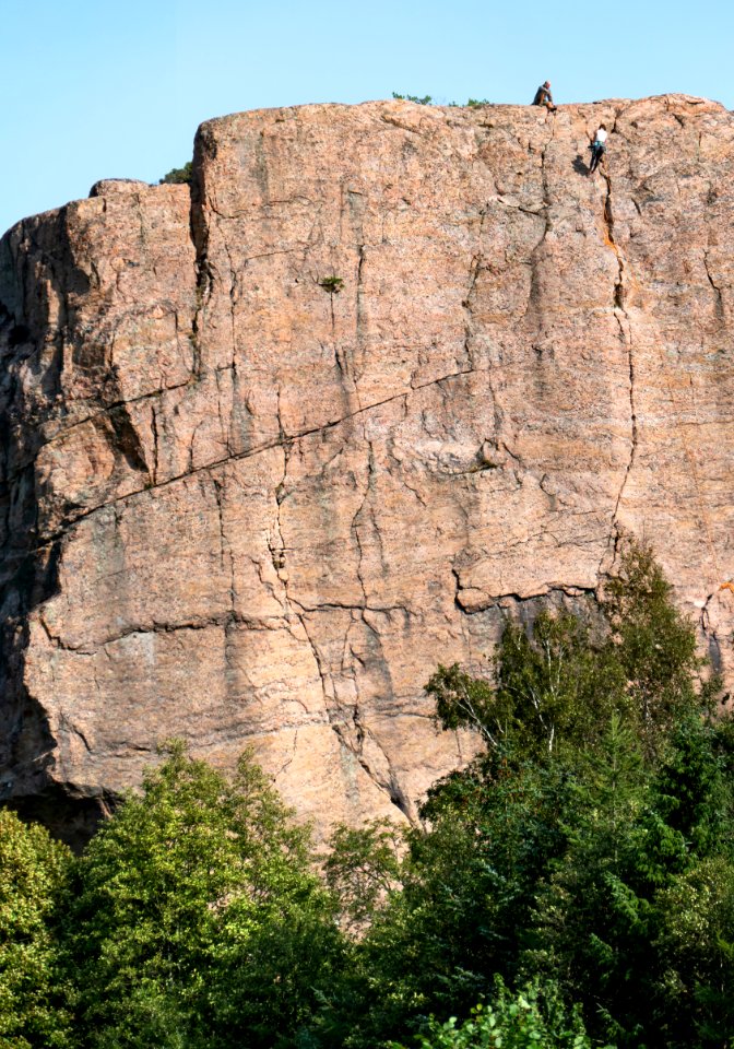 High cliff in Lyse with climbers 5