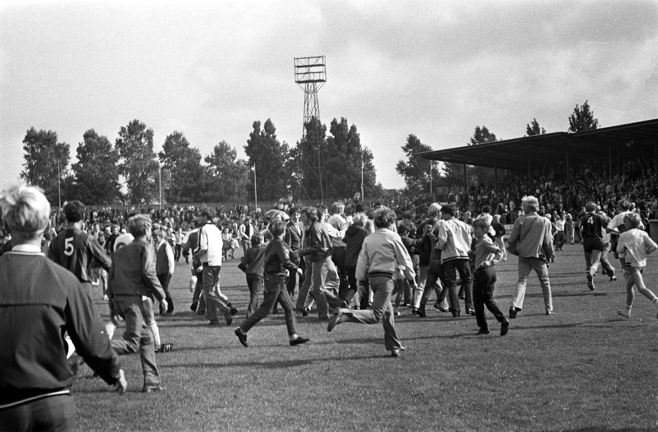 HFC Haarlem tegen ADO 2-0. Supporters op veld., Bestanddeelnr 922-7143