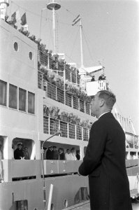 Het schip Groote Beer vertrekt met troepen vanuit Hoek van Holland naar Nieuw Gu, Bestanddeelnr 911-6363