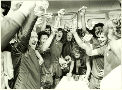 HFC Haarlem kampioen eerste divisie, champagne in de kleedkamer nadat de promotie naar de eredivisie in de wedstrijd tegen FC Amsterdam een feit werd, links trainer van Doorneveld. NL-HlmNHA 5400466694