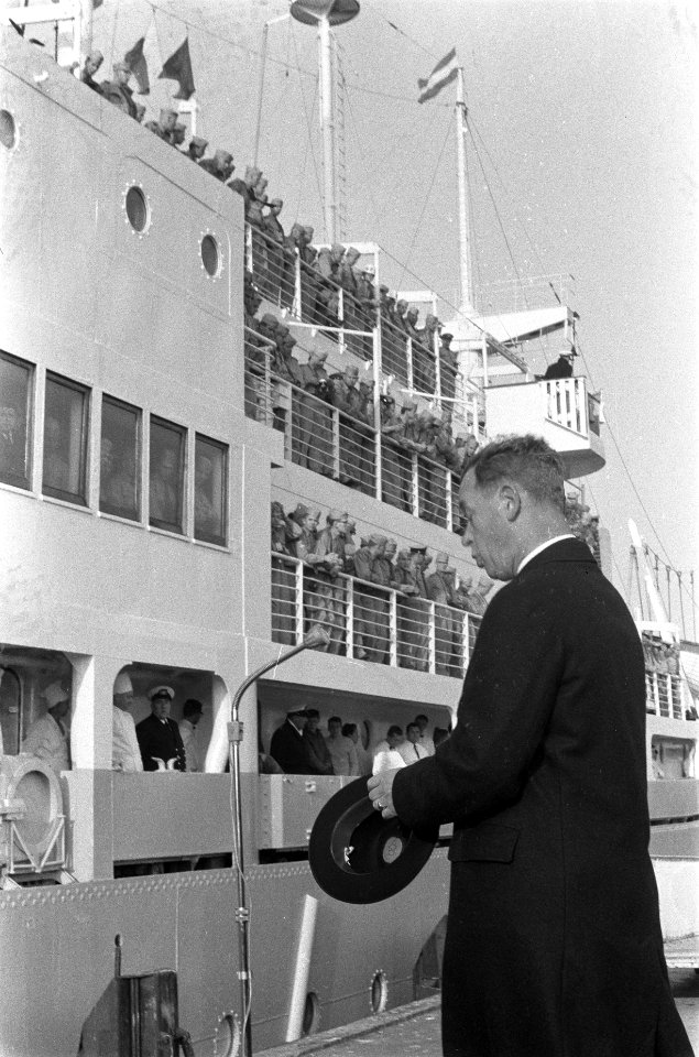 Het schip Groote Beer vertrekt met troepen vanuit Hoek van Holland naar Nieuw Gu, Bestanddeelnr 911-6358
