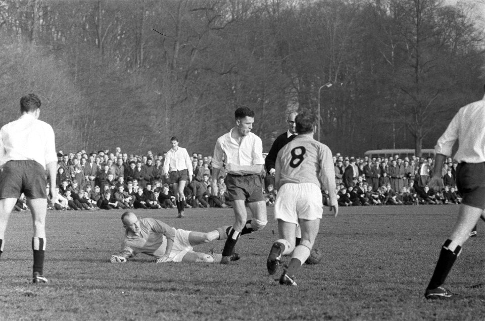 HFC tegen oud Internationals , spelmoment met Odenthal voor HFC doel, Bestanddeelnr 911-9275