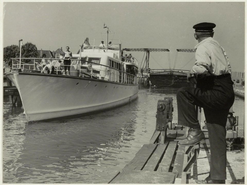 Het schutten van een jacht in de Grote Sluis in Spaarndam ziende naar het noorden. NL-HlmNHA 54010121