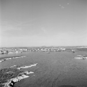 Het Schottegat met de Isla-raffinaderij bij Willemstad, Bestanddeelnr 252-2764