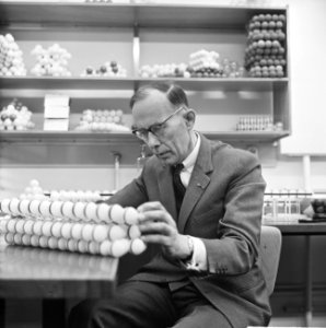 Hier in zijn laboratorium, Bestanddeelnr 915-8134