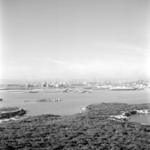 Het Schottegat met de Isla-raffinaderij bij Willemstad, Bestanddeelnr 252-2768