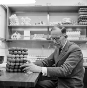 Hier in zijn laboratorium, Bestanddeelnr 915-8133