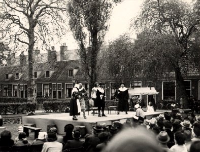 Het Proveniershuis aan de Grote Houtstraat 144, op de binnenplaats werd hedenmiddag (5 mei 1949), een opvoering gegeven van Molière's ' Dokter tegen wil en dank'. Aangekocht in 1977 van foto, NL-HlmNHA 54004307