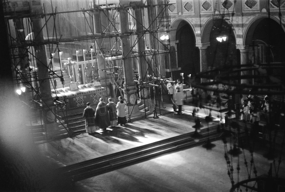 High Mass celebrated in Westminster Cathedral, London, by the reverend A.F.M. Mo, Bestanddeelnr 935-2159
